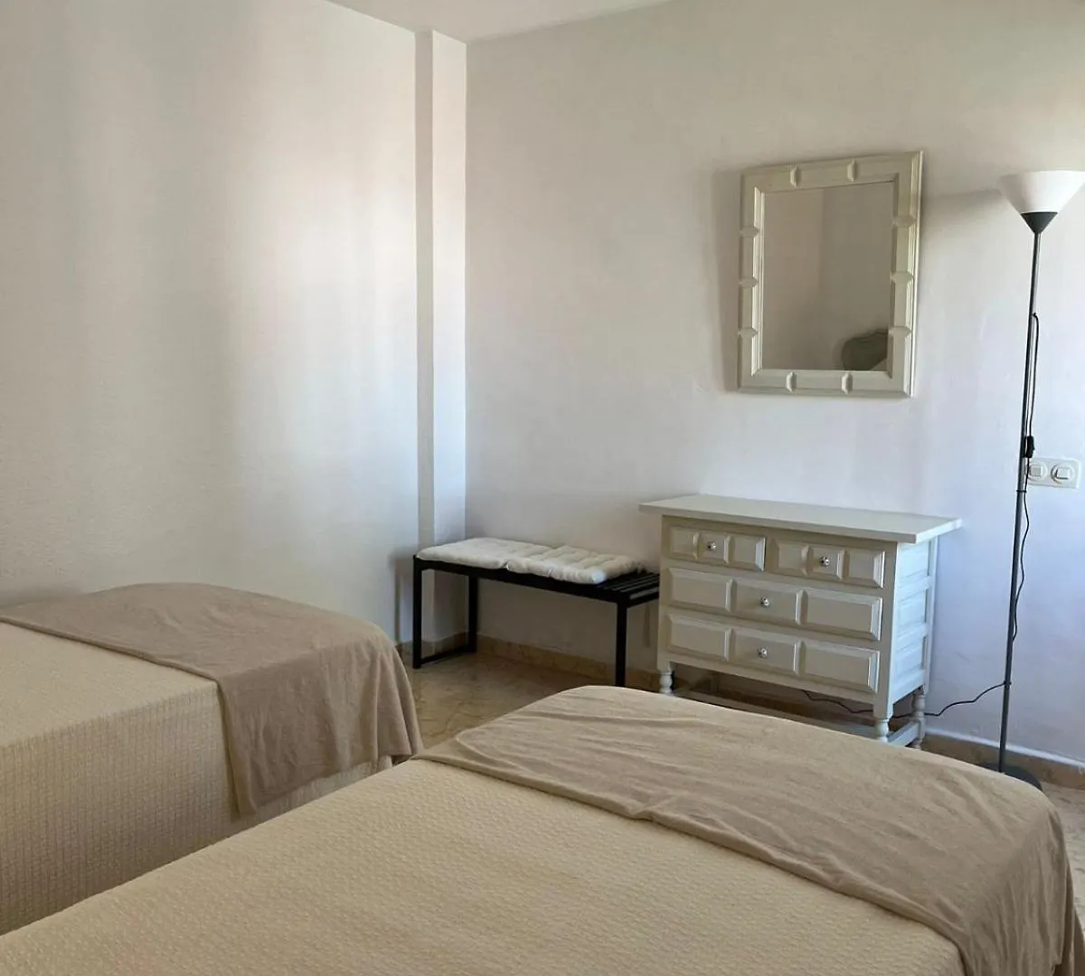 Lovely 2 Bedroom Apartment Near The Beach