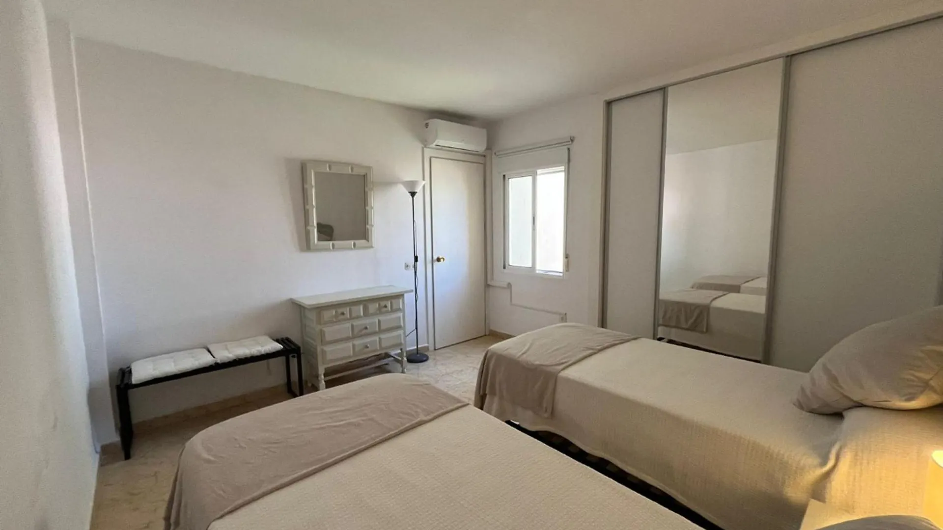 Lovely 2 Bedroom Apartment Near The Beach